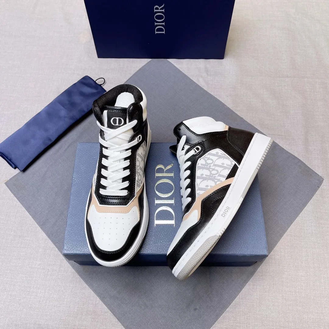 p440 "Dio*" mid-top B27 casual sneakers. This B27 high-top sneaker is a new product in the series and continues Di*r's classic style. Crafted from gray and white smooth calf leather with beige and black Oblique print panels on the sides. The "CD Icon" shaped shoelace eyelets are clever and delicate, and the two-color rubber sole, rear collar and heel are all equipped with the brand's iconic details to enhance the style. Oblique printed straps at the ankle allow for an adjustable fit to complement the overall design. Fashionable and versatile, it can complement any look. Create an exquisite design with unique dynamic vitality and modern atmosphere, presented in low-top and high-top styles. This new must-have shoe adds a new dimension to Dior's archive heritage, embodying modern elegance. Purchase the original version and make it 1:1. If you need top quality, please come to me! Male 38-44! No. 067